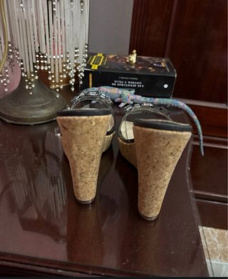 Sandalias de cuña de la marca EXÉ, modelo KATHY-21