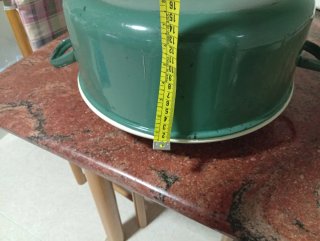 Olla verde y amarilla con tapa