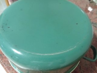 Olla verde y amarilla con tapa
