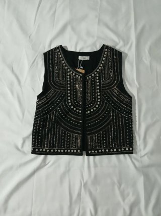 Chaleco negro con adornos plateados