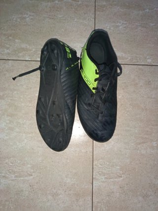 Zapatos de fútbol negros y verdes