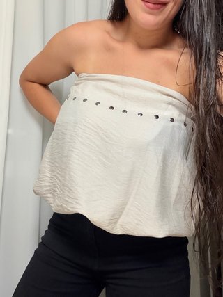 Top Beige con Detalles Metálicos
