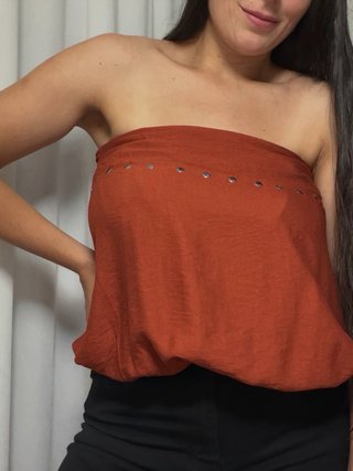 Top Beige con Detalles Metálicos