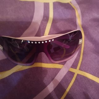 Gafas de sol rosas y negras