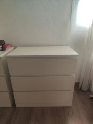Cómoda blanca de madera
