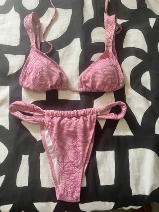 Bikini rosa con estampado floral
