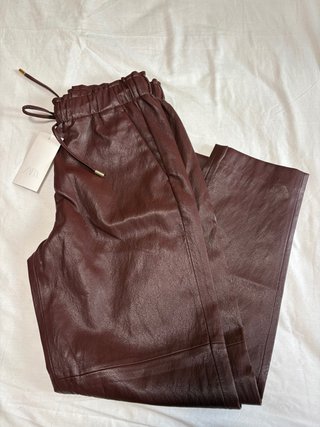 Pantalón efecto piel Zara Talla M