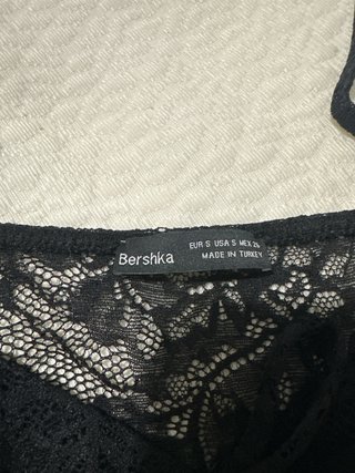 Top Bershka encaje negro talla S