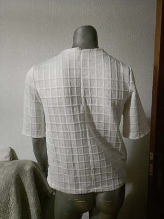 Blusa blanca manga corta relieve cuadros