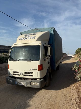 Nissan Atleon 2004