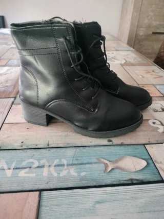 Botines negros con cordones y cremallera