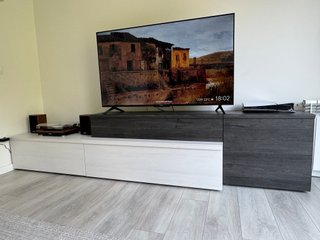 Mueble TV gris y blanco + 2 estanterías