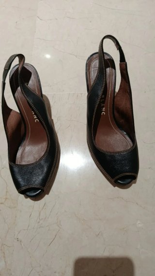 Zapatos de tacón negros y marrones