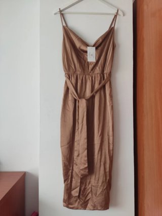 Vestido satinado con cinturón
