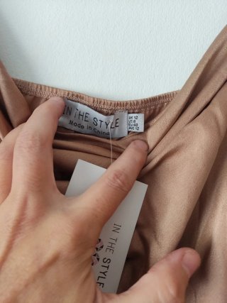 Vestido satinado con cinturón