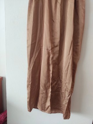 Vestido satinado con cinturón