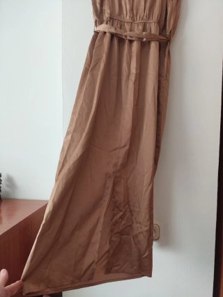 Vestido satinado con cinturón