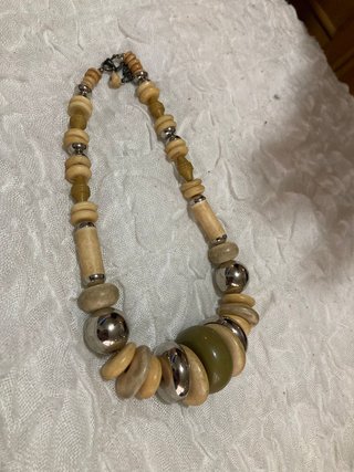 Collar de cuentas de madera y metal