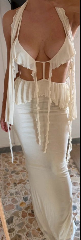Vestito beige con rouches