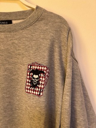 Sudadera gris con dibujo de calavera