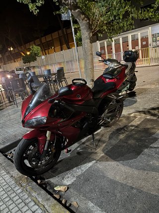 Yamaha R1 Roja y Negra