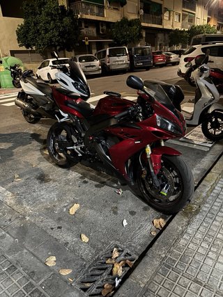 Yamaha R1 Roja y Negra