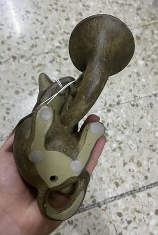 Figura gato tocando trompa