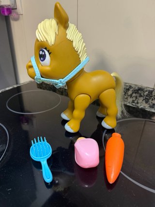 Caballo de juguete con accesorios