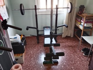 Banco de pesas y barra con discos