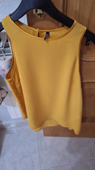 Blusa amarilla sin mangas