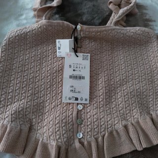 Top Zara botones y volantes beige Talla S