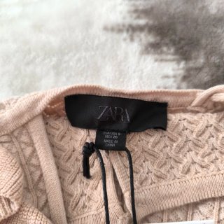 Top Zara botones y volantes beige Talla S