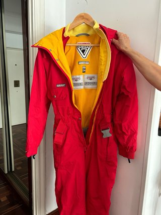 Mono de esquí rojo y amarillo marca Degre 7