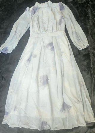 Elegante vestido largo blanco y lavanda para mujer