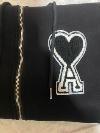 Sudadera AMI Paris con cremallera y capucha