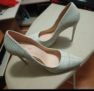 Zapatos de tacón grises elegantes sin estrenar