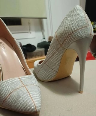 Zapatos de tacón grises elegantes sin estrenar