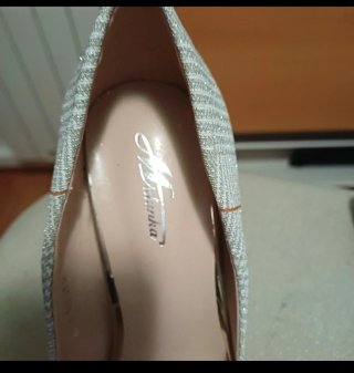 Zapatos de tacón grises elegantes sin estrenar