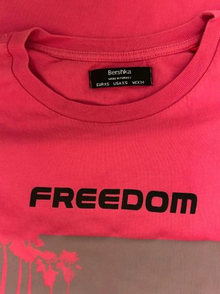 Camiseta Bershka FREEDOM Talla XS
