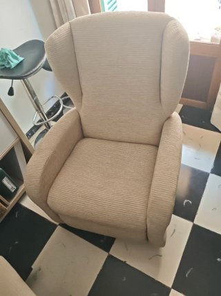 Butaca reclinable con orejeras beige