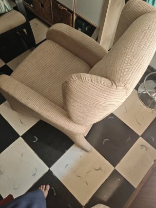Butaca reclinable con orejeras beige