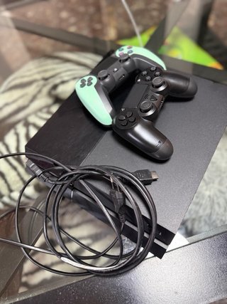 PS4 (PlayStation 4) con mando verde