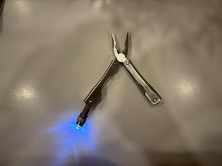 Multiherramienta 8 en 1 con Linterna LED