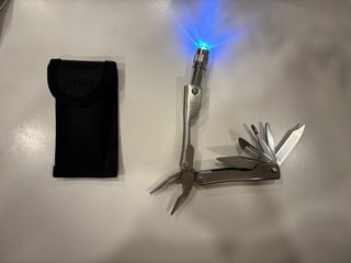 Multiherramienta 8 en 1 con Linterna LED