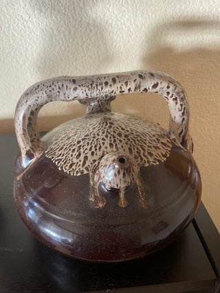 Botijo de cerámica marrón y beige