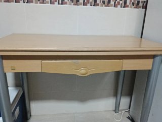 Mesa de madera con patas metálicas