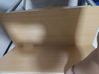 Mesa de madera con patas metálicas