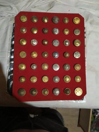 Conjunto de botones militares antiguos