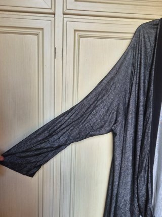 Cardigan lungo asimmetrico Periodico nero/grigio