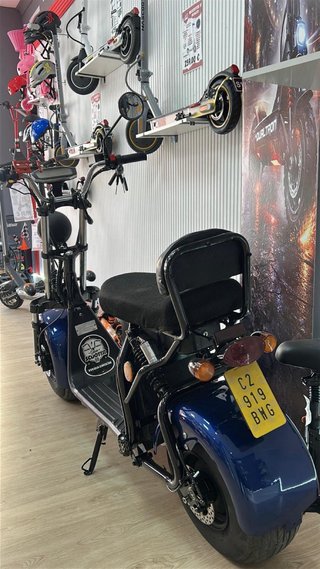 Moto Eléctrica Scooter Negra y Azul